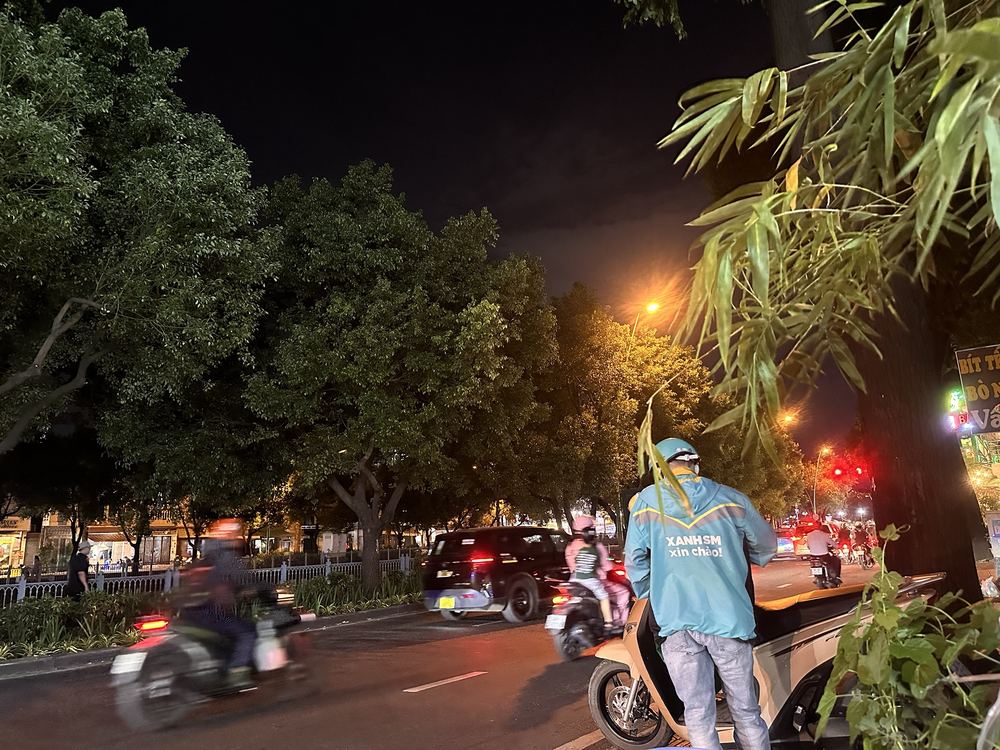 Đạp xe một vòng, ngồi bên kênh Nhiêu Lộc nghe Sài Gòn về đêm
