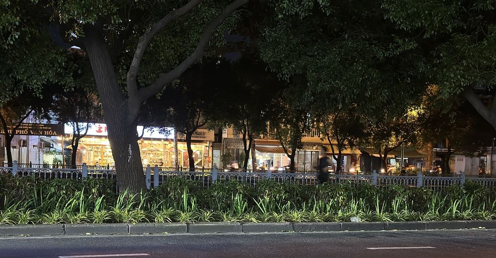 Đạp xe một vòng, ngồi bên kênh Nhiêu Lộc nghe Sài Gòn về đêm