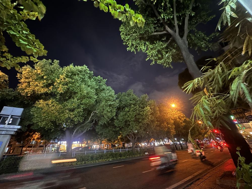 Đạp xe một vòng, ngồi bên kênh Nhiêu Lộc nghe Sài Gòn về đêm