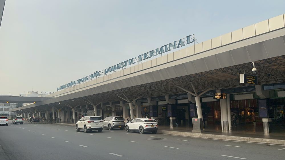 Sáng sớm ở sân bay, ngồi chờ một chuyến bay