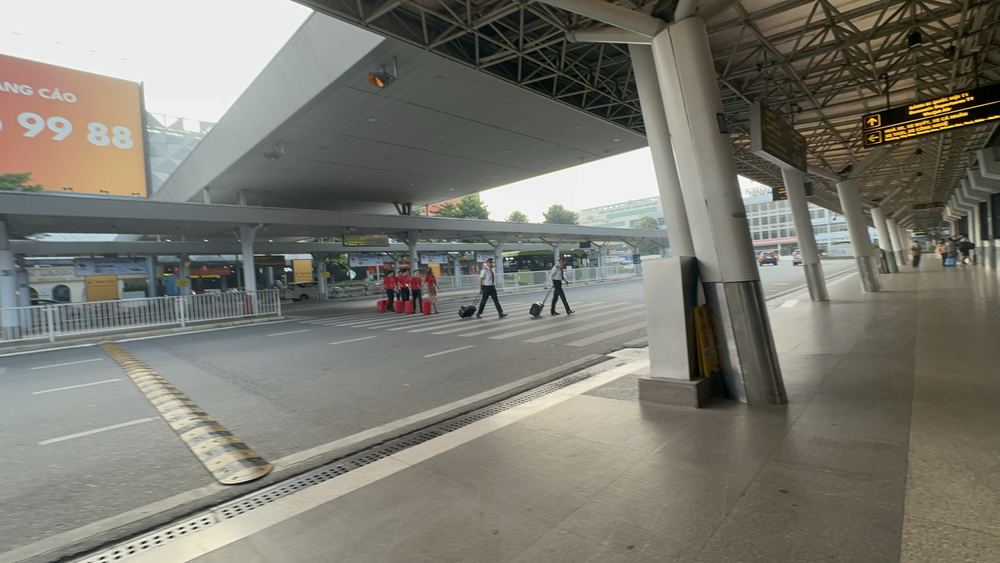 Sáng sớm ở sân bay, ngồi chờ một chuyến bay