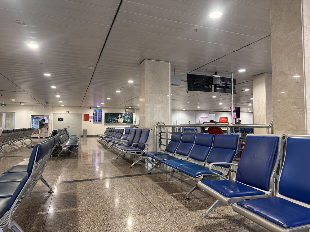 Sáng sớm ở sân bay, ngồi chờ một chuyến bay